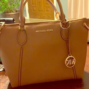 Micheal Kors new hand bag